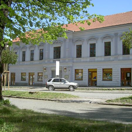 Kostelec nad Černými Lesy Hotel U Cerneho Orla מראה חיצוני תמונה