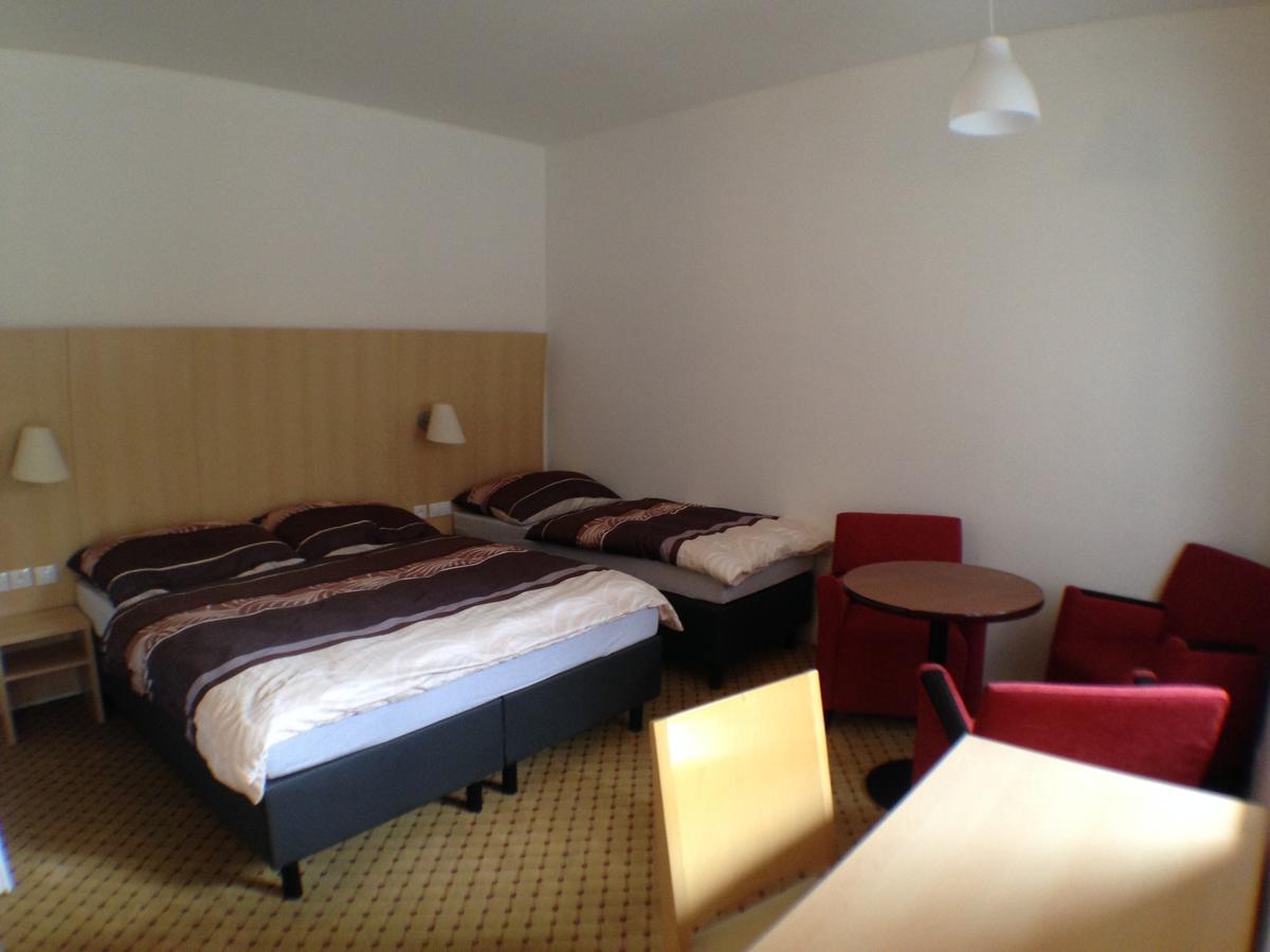 Kostelec nad Černými Lesy Hotel U Cerneho Orla מראה חיצוני תמונה