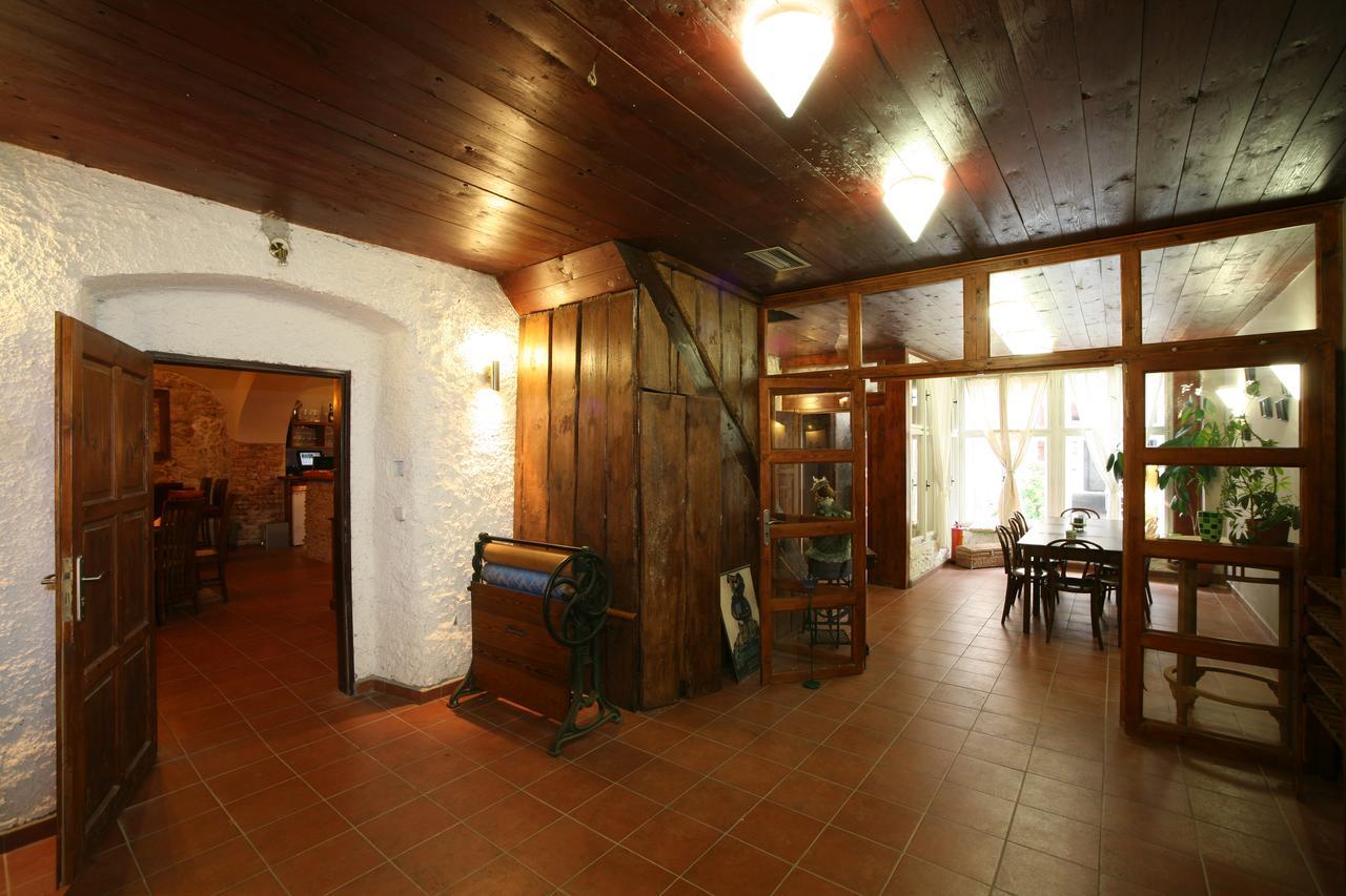 Kostelec nad Černými Lesy Hotel U Cerneho Orla מראה חיצוני תמונה