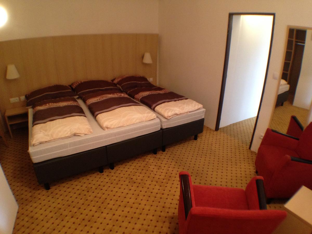 Kostelec nad Černými Lesy Hotel U Cerneho Orla מראה חיצוני תמונה