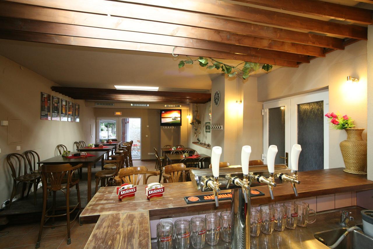 Kostelec nad Černými Lesy Hotel U Cerneho Orla מראה חיצוני תמונה