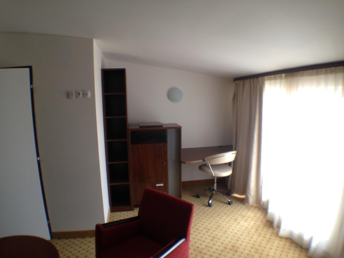 Kostelec nad Černými Lesy Hotel U Cerneho Orla מראה חיצוני תמונה
