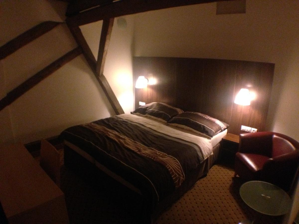 Kostelec nad Černými Lesy Hotel U Cerneho Orla מראה חיצוני תמונה