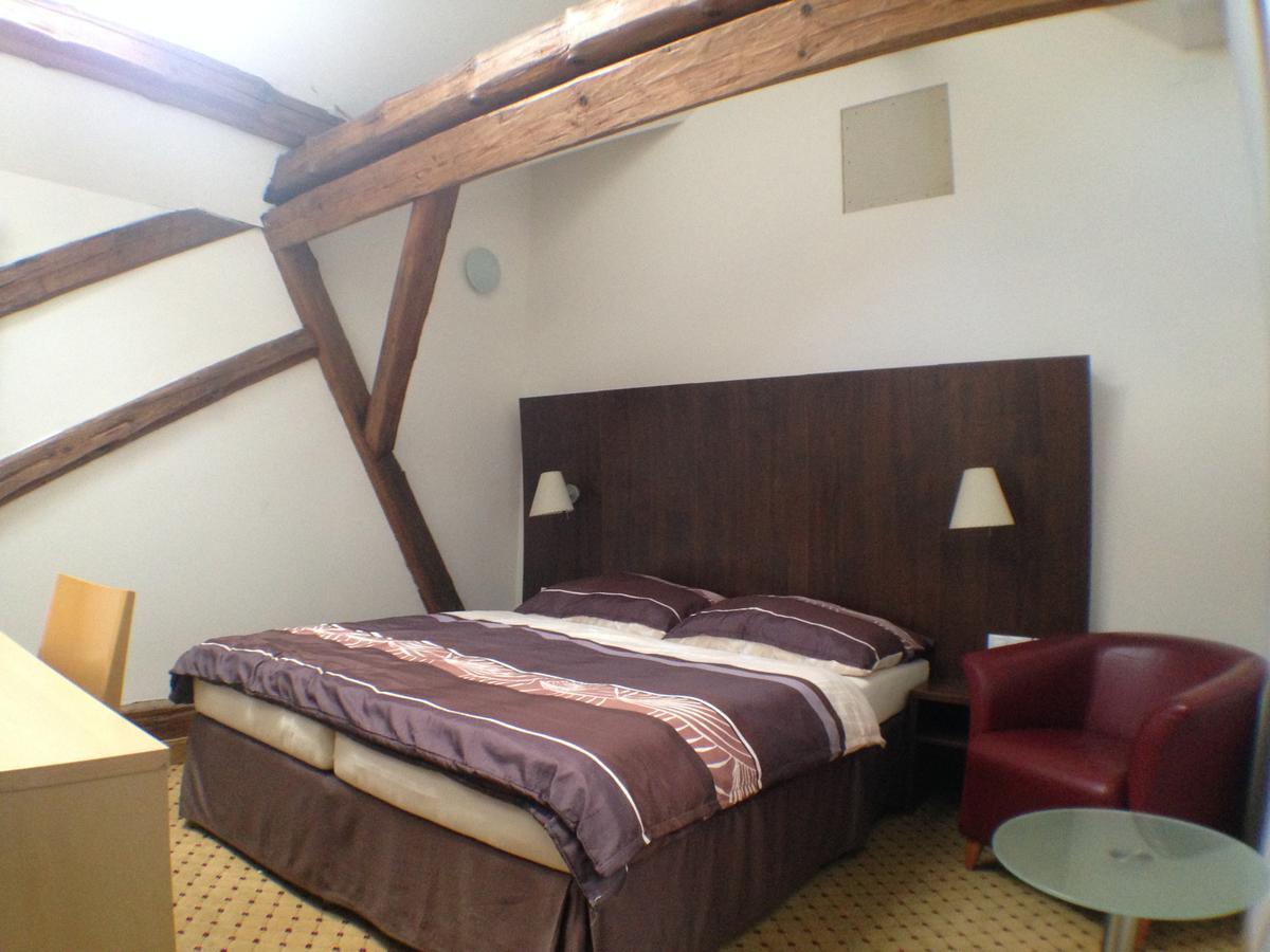 Kostelec nad Černými Lesy Hotel U Cerneho Orla מראה חיצוני תמונה