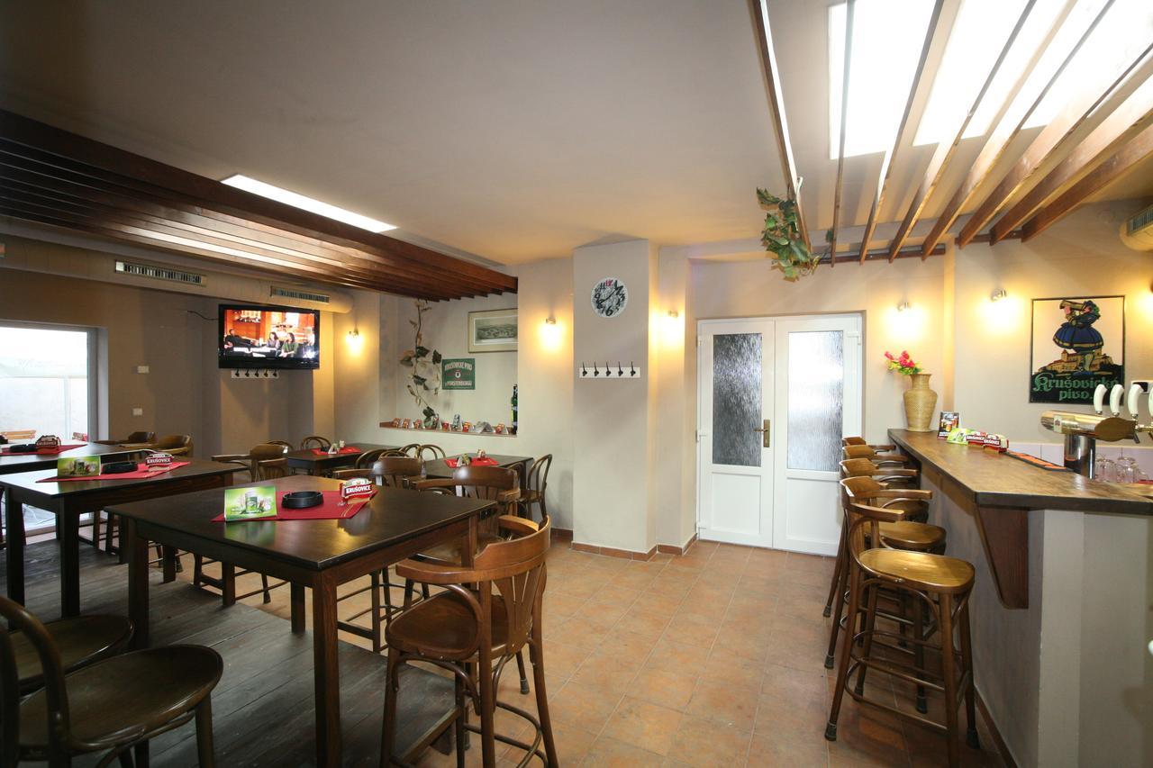 Kostelec nad Černými Lesy Hotel U Cerneho Orla מראה חיצוני תמונה