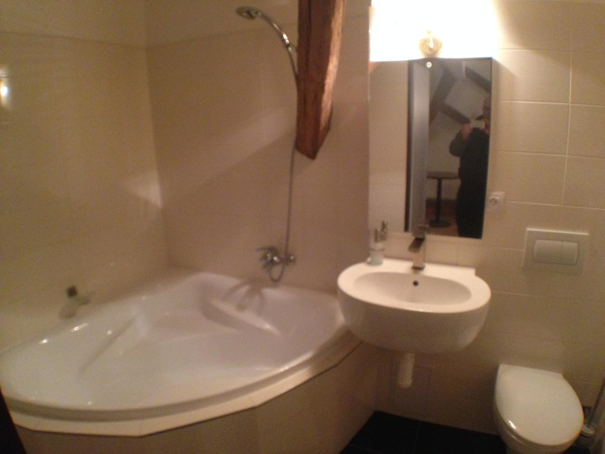 Kostelec nad Černými Lesy Hotel U Cerneho Orla מראה חיצוני תמונה