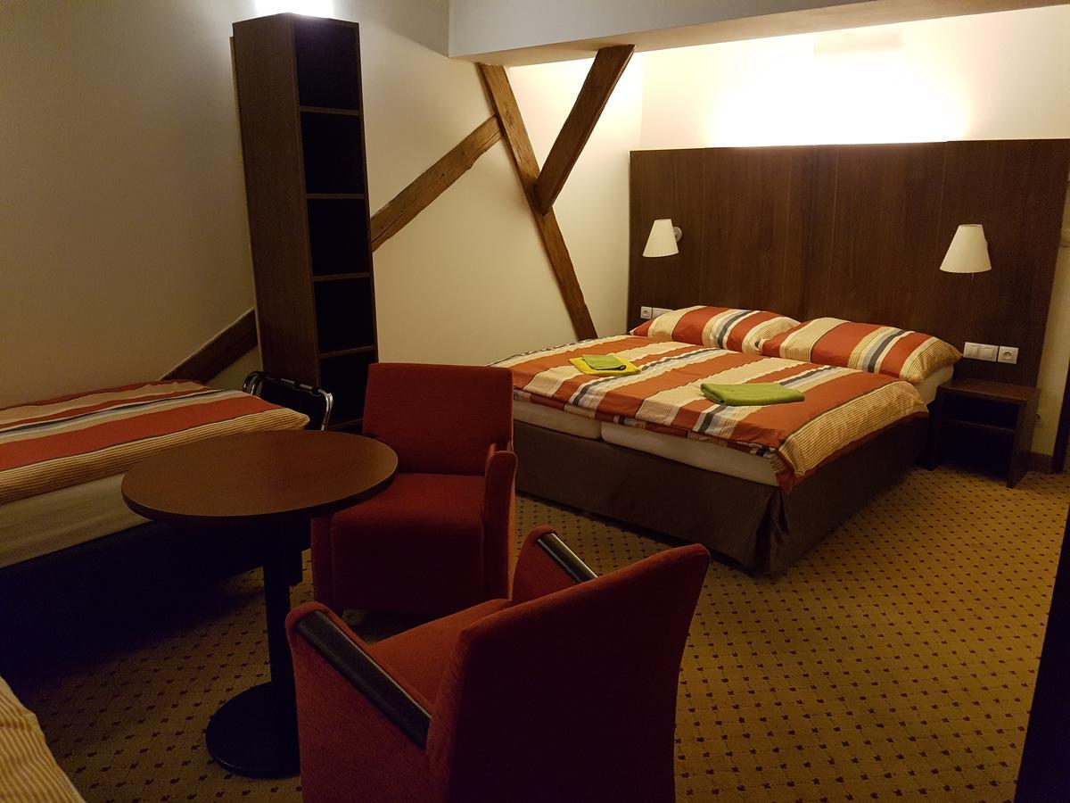 Kostelec nad Černými Lesy Hotel U Cerneho Orla מראה חיצוני תמונה