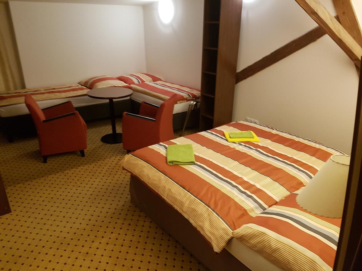 Kostelec nad Černými Lesy Hotel U Cerneho Orla מראה חיצוני תמונה
