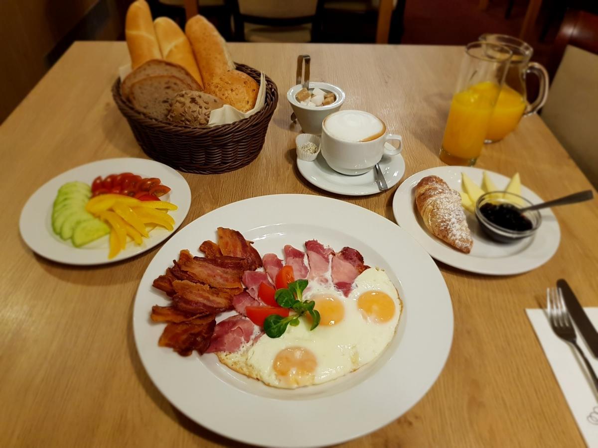 Kostelec nad Černými Lesy Hotel U Cerneho Orla מראה חיצוני תמונה