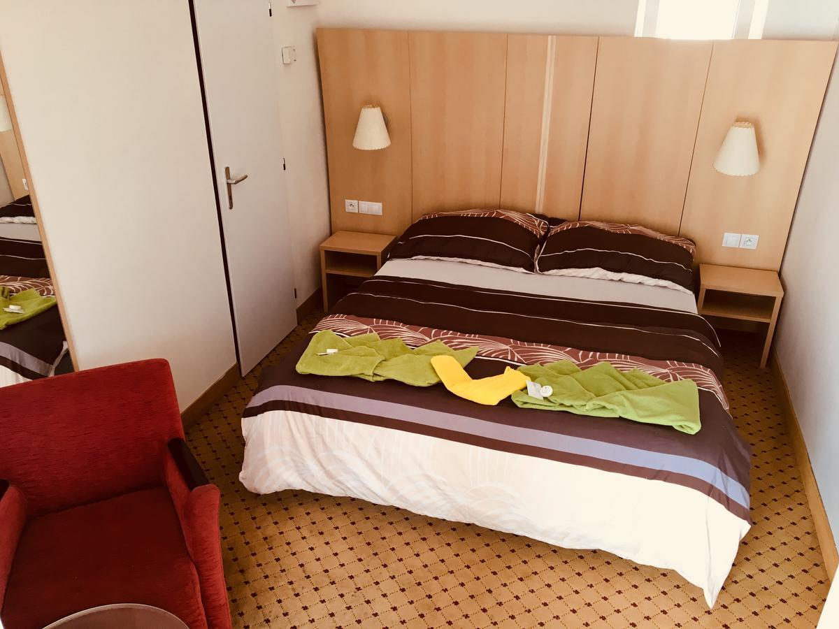 Kostelec nad Černými Lesy Hotel U Cerneho Orla מראה חיצוני תמונה